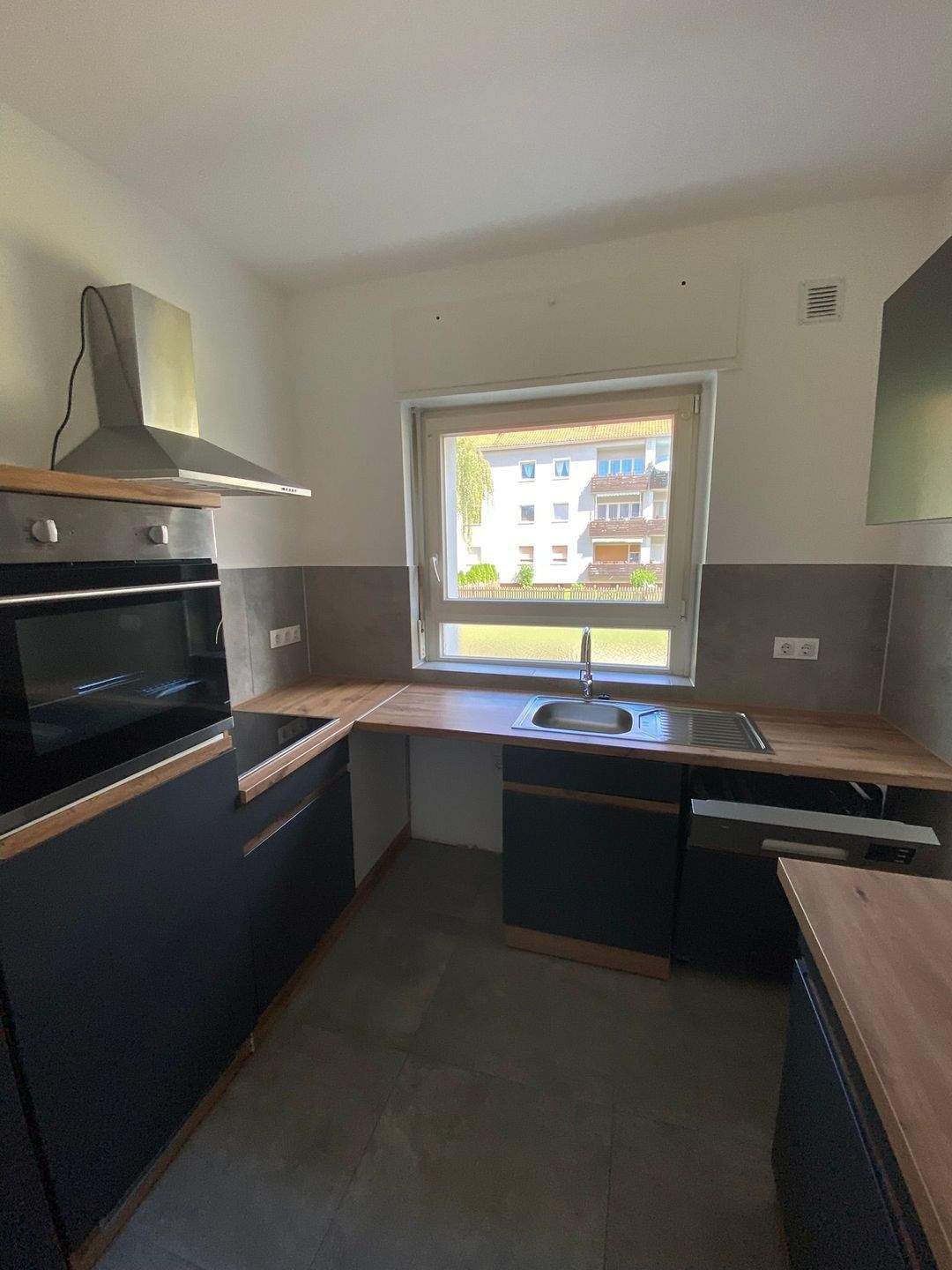 Sonnige renovierte 3 Zimmer Wohnung *Balkon mit Garten *Duschbad mit Fenster *EBK *Abstellraum *Keller