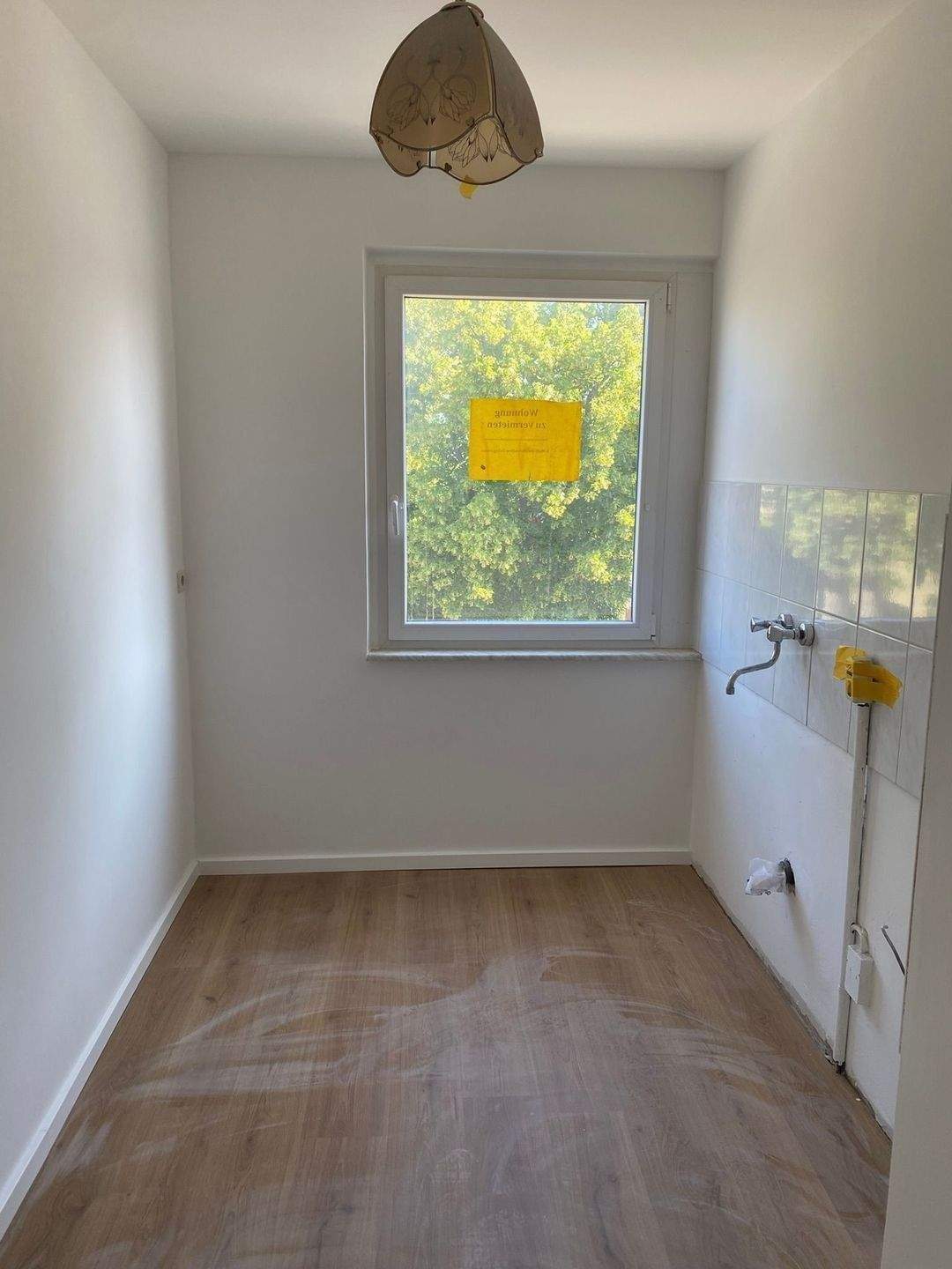 Helle 1 Zimmer Wohnung mit Balkon *Kleine Küche mit Holz-/Kohleofen *Duschbad mit Fenster *Keller