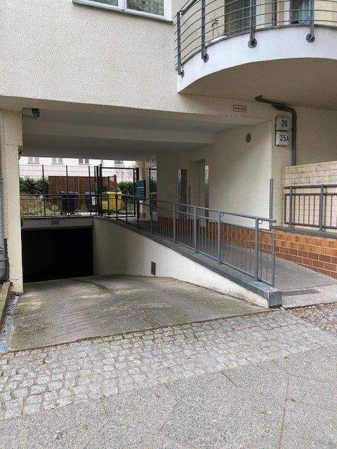 Schmaler Stellplatz in der Tiefgarage verfügbar ! (Kein SUV /VW Bus /Caddy möglich)