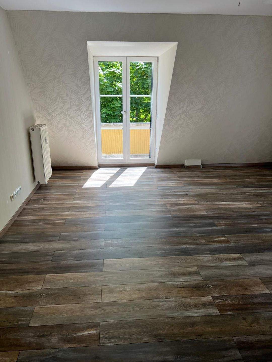 Idyllisch gelegene 2 Zimmer Wohnung mit Balkon *Wannenbad mit Toilette *Küche mit bodentiefen Fenster *Laminat / Fliesen *Keller