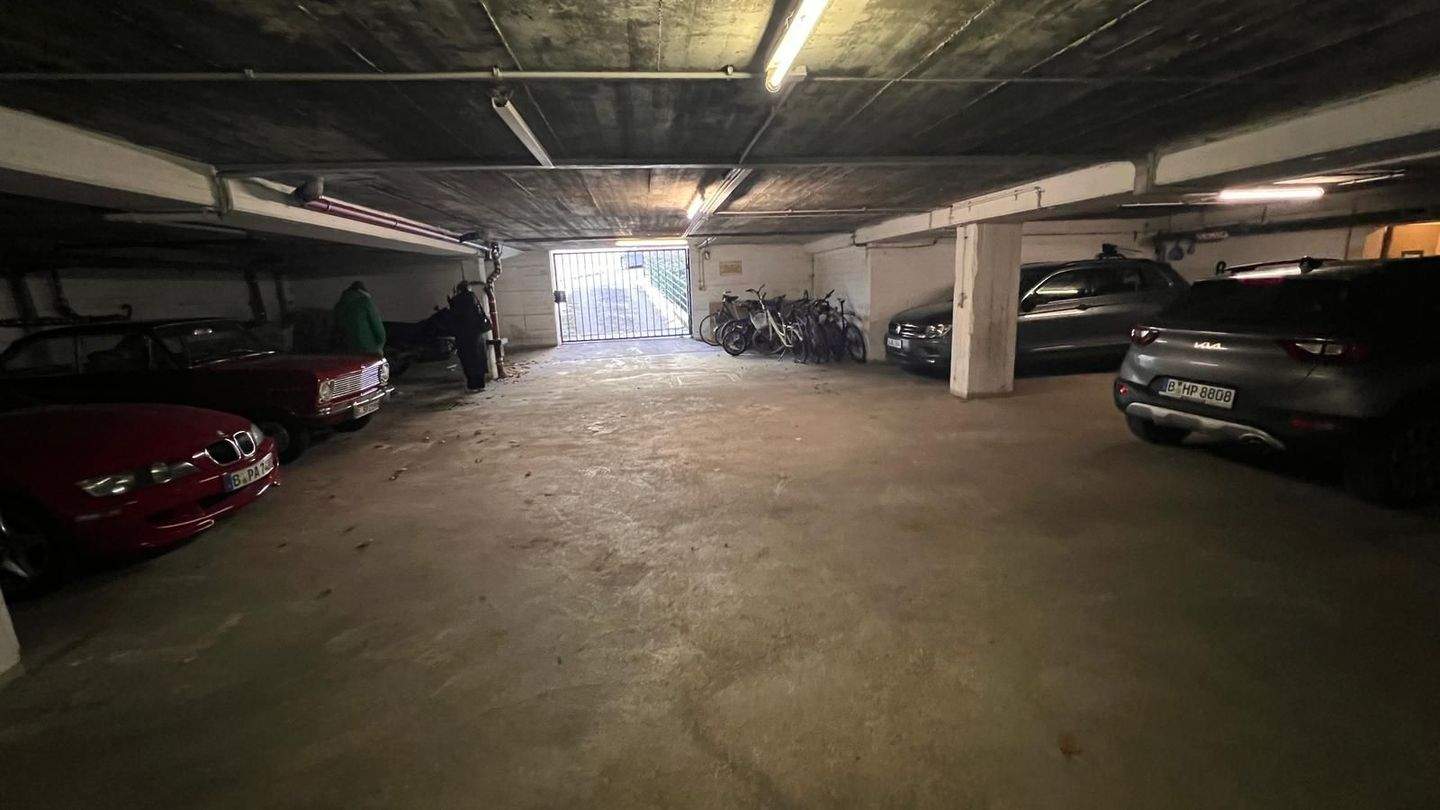 Stellplatz in der Tiefgarage verfügbar ! (Kein SUV /VW Bus möglich)