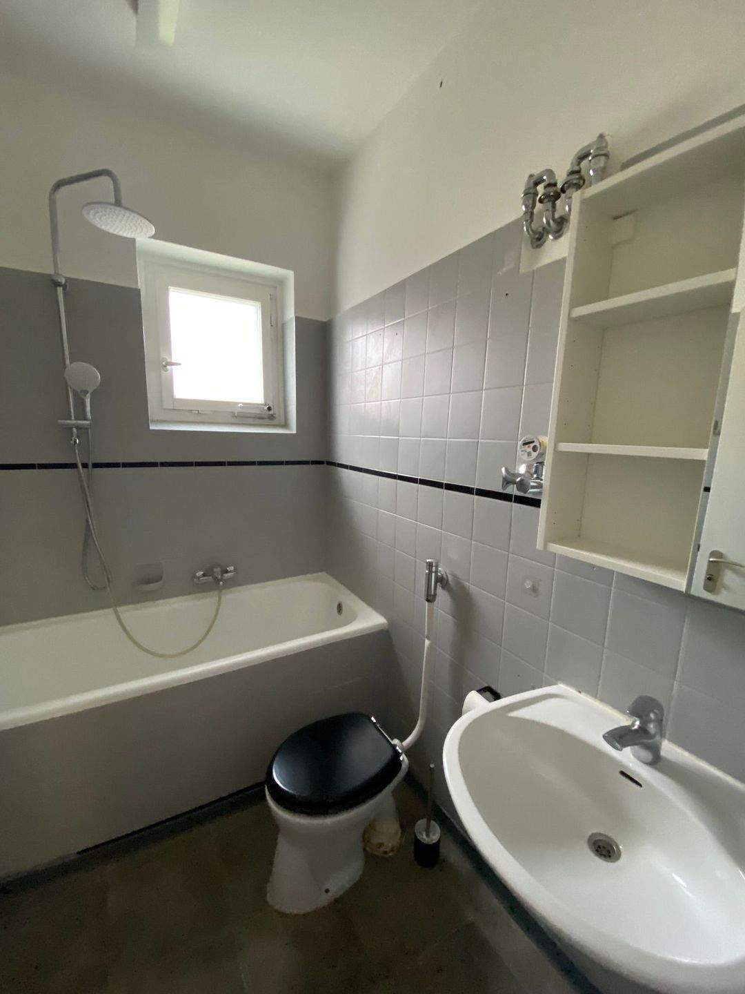 Sonnige renovierte 3 Zimmer Wohnung *Balkon *separater Gartenanteil *Wannenbad mit Fenster *EBK *Abstellraum *Keller