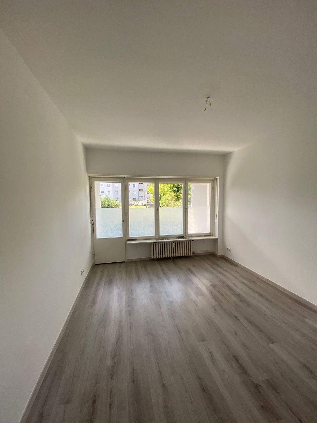 Sonnige renovierte 3 Zimmer Wohnung *Balkon mit Garten *Duschbad mit Fenster *EBK *Abstellraum *Keller