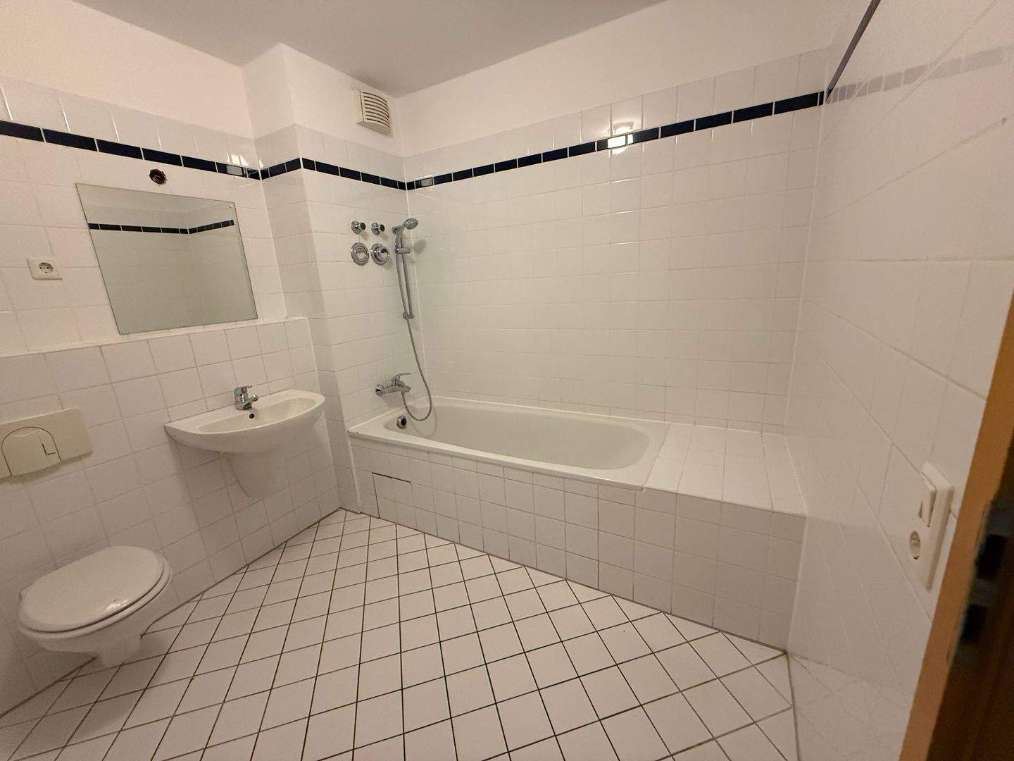 Idyllisch gelegene 2 Zimmer Wohnung *renovierungsbedürftig *Wannenbad *Terrasse *kleiner Keller *EBK
