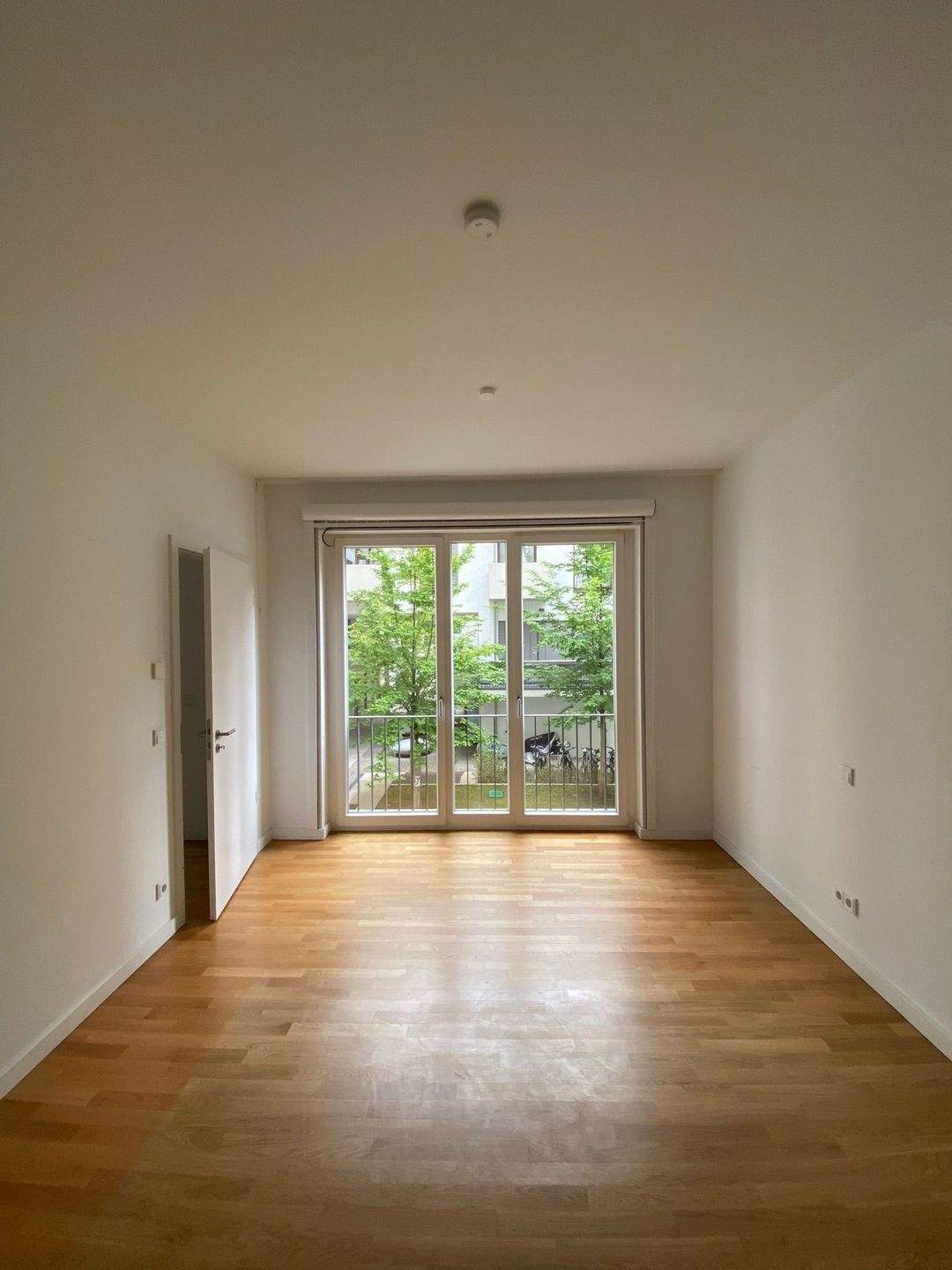 Ruhig gelegene 2 Zimmer Wohnung mit Balkon *modernes Duschbad* Abstellraum *EBK *Parkett *Keller *Aufzug