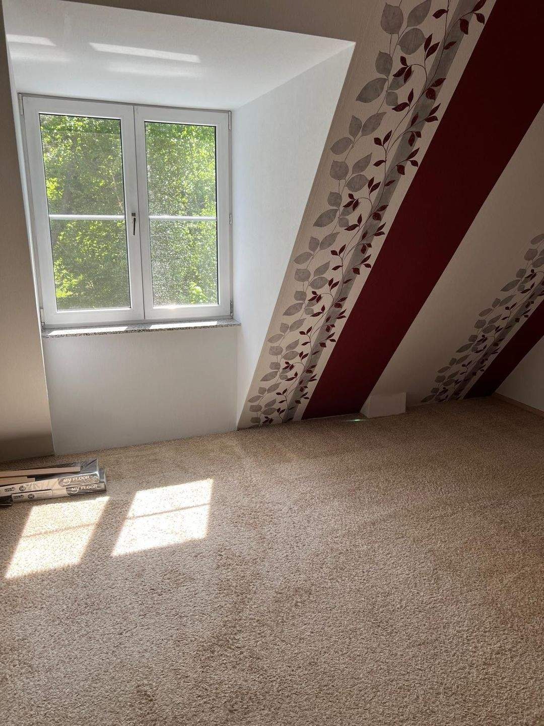 Idyllisch gelegene 2 Zimmer Wohnung mit Balkon *Wannenbad mit Toilette *Küche mit bodentiefen Fenster *Laminat / Fliesen *Keller