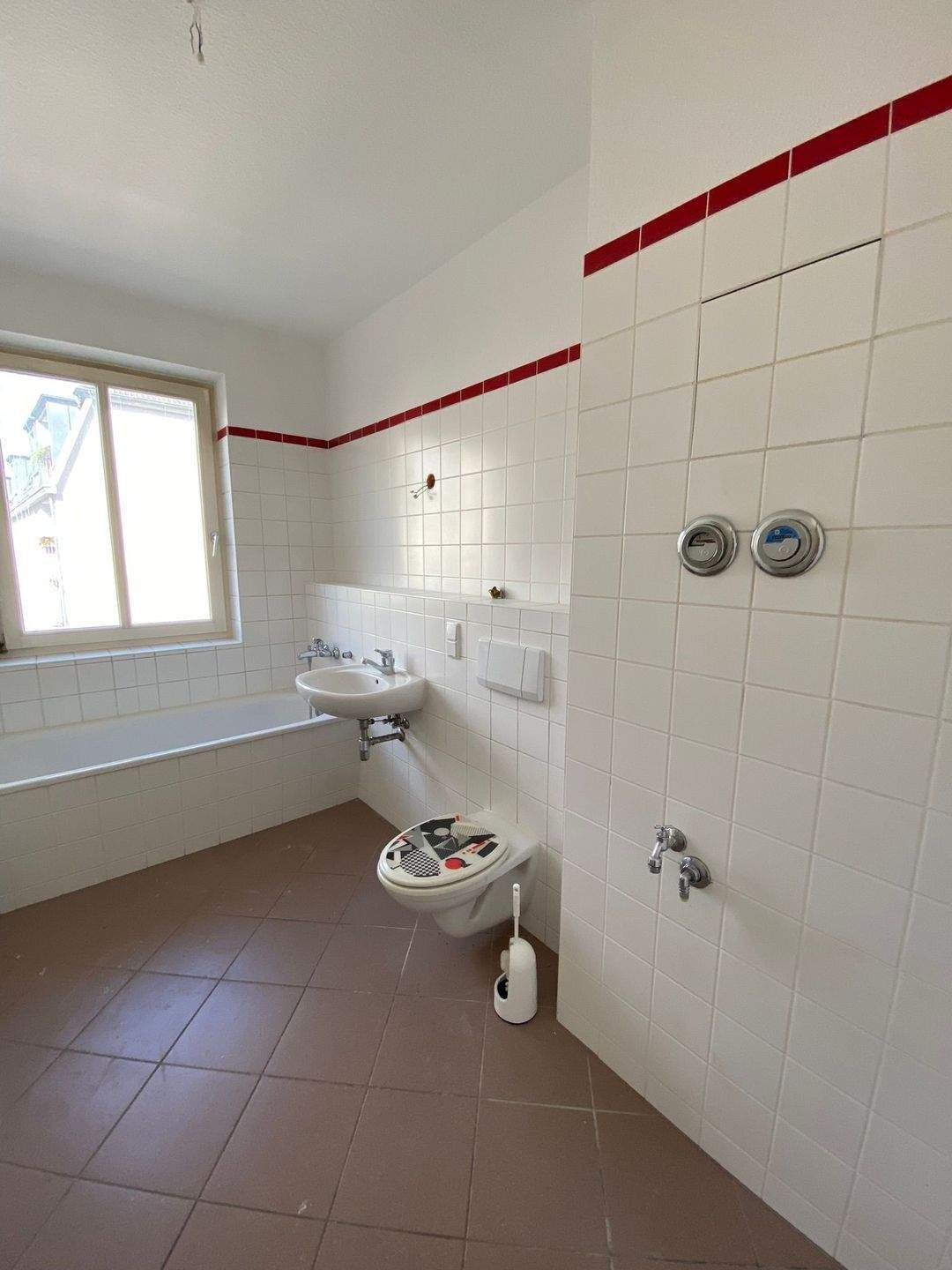 Gemütliche 2 Zimmer Wohnung mit Balkon *Wannenbad mit Fenster *moderner Vinyl (wird gerade verlegt)*Aufzug *Keller