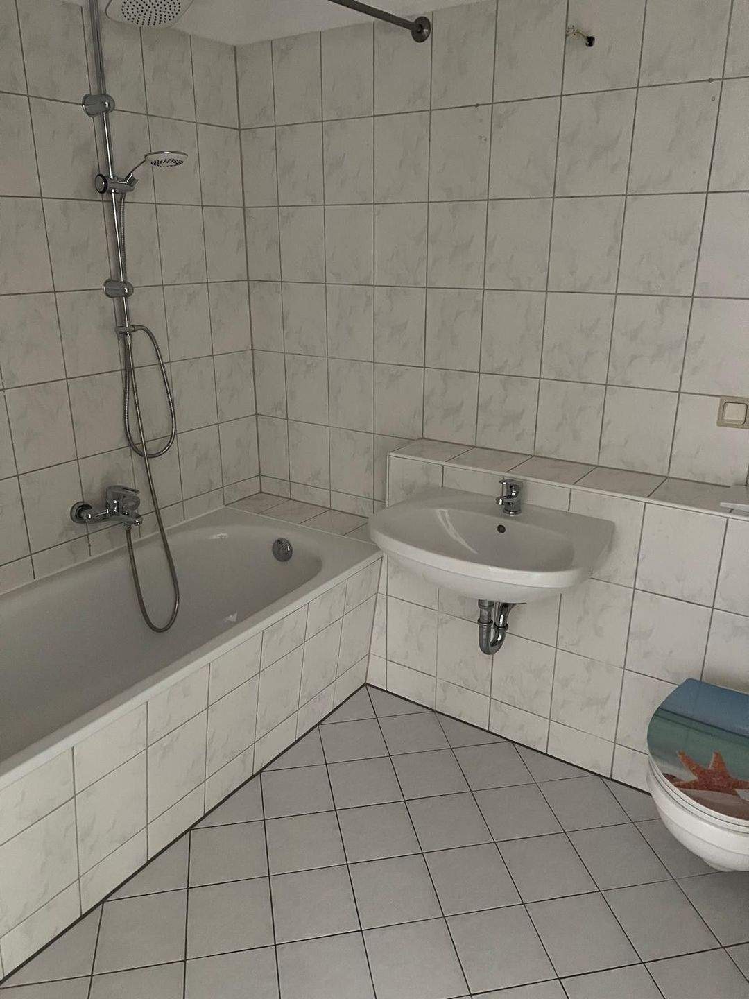 Idyllisch gelegene 2 Zimmer Wohnung mit Balkon *Wannenbad mit Toilette *Küche mit bodentiefen Fenster *Laminat / Fliesen *Keller