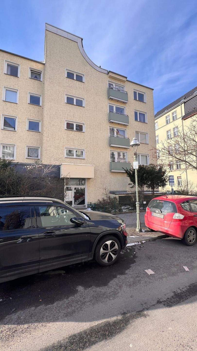 Stellplatz in der Tiefgarage verfügbar ! (Kein SUV /VW Bus möglich)