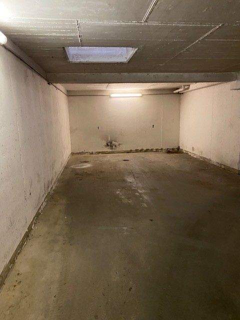 Schmaler Stellplatz in der Tiefgarage verfügbar ! (Kein SUV /VW Bus /Caddy möglich)