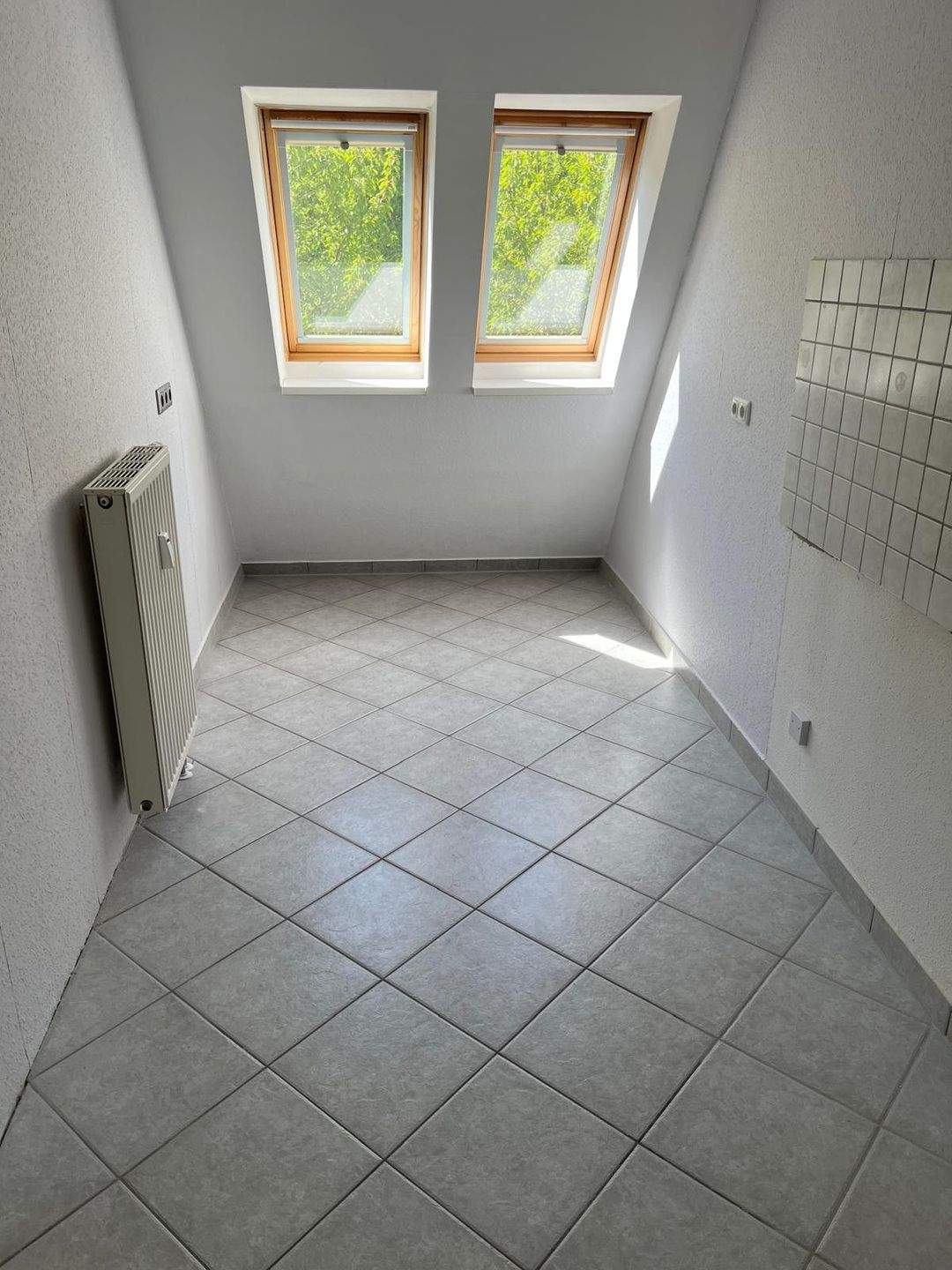 Idyllisch gelegene 2 Zimmer Wohnung mit Balkon *Wannenbad mit Toilette *Küche mit bodentiefen Fenster *Laminat / Fliesen *Keller