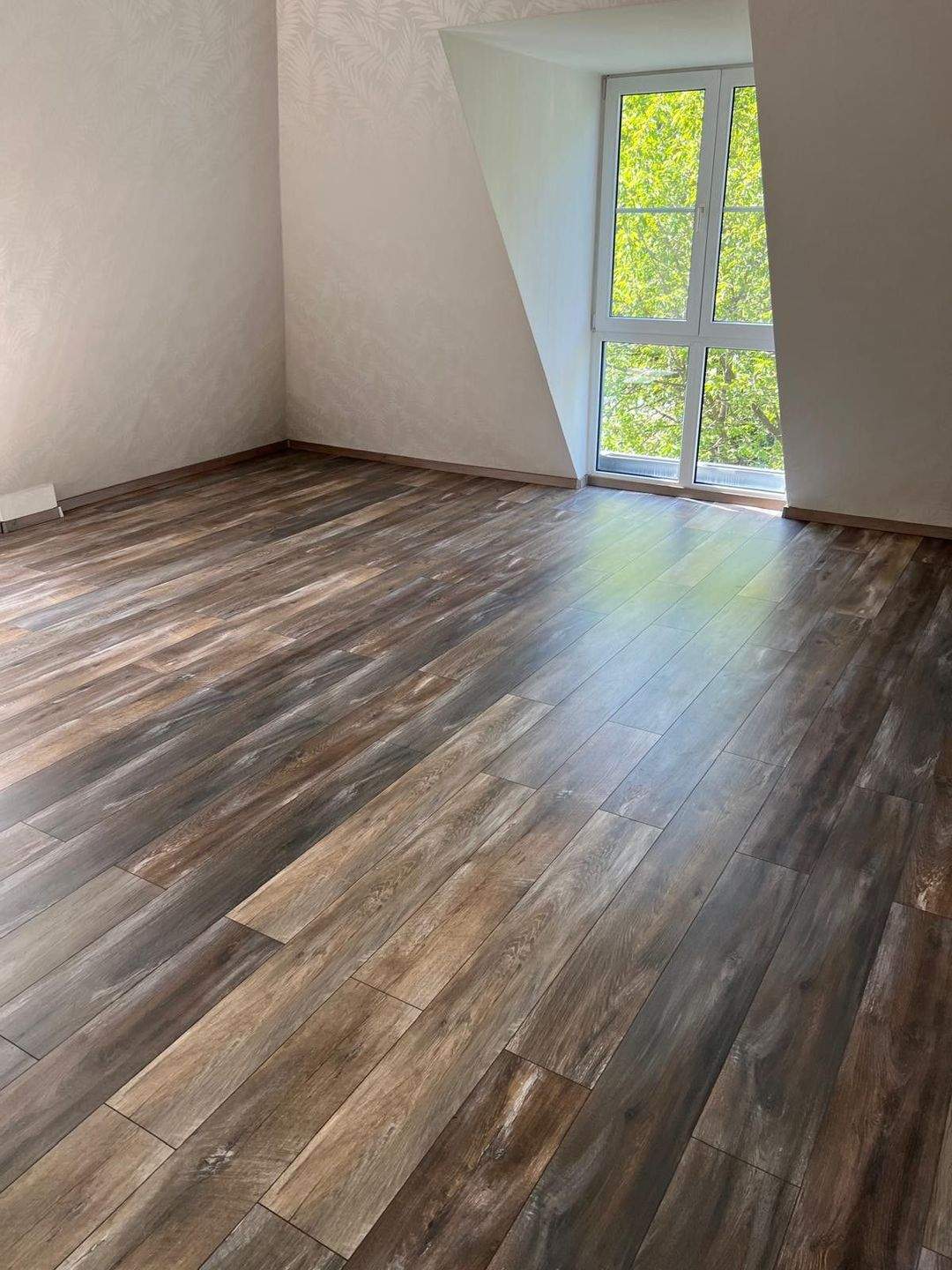 Idyllisch gelegene 2 Zimmer Wohnung mit Balkon *Wannenbad mit Toilette *Küche mit bodentiefen Fenster *Laminat / Fliesen *Keller