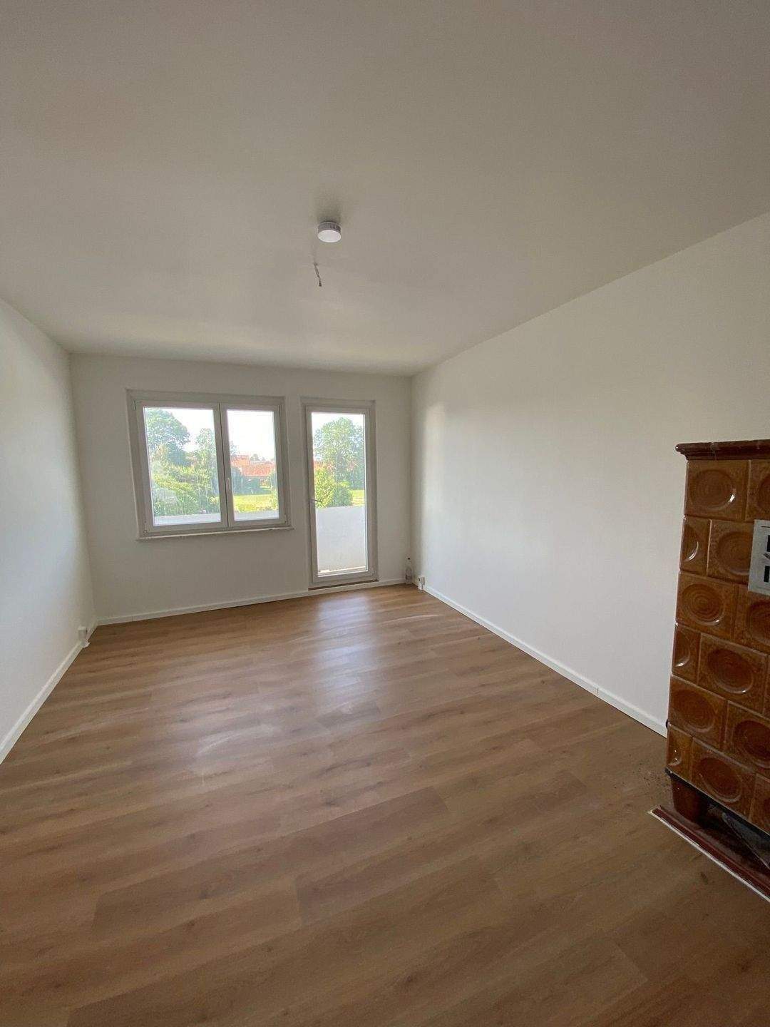 Helle 1 Zimmer Wohnung mit Balkon *Kleine Küche mit Holz-/Kohleofen *Duschbad mit Fenster *Keller