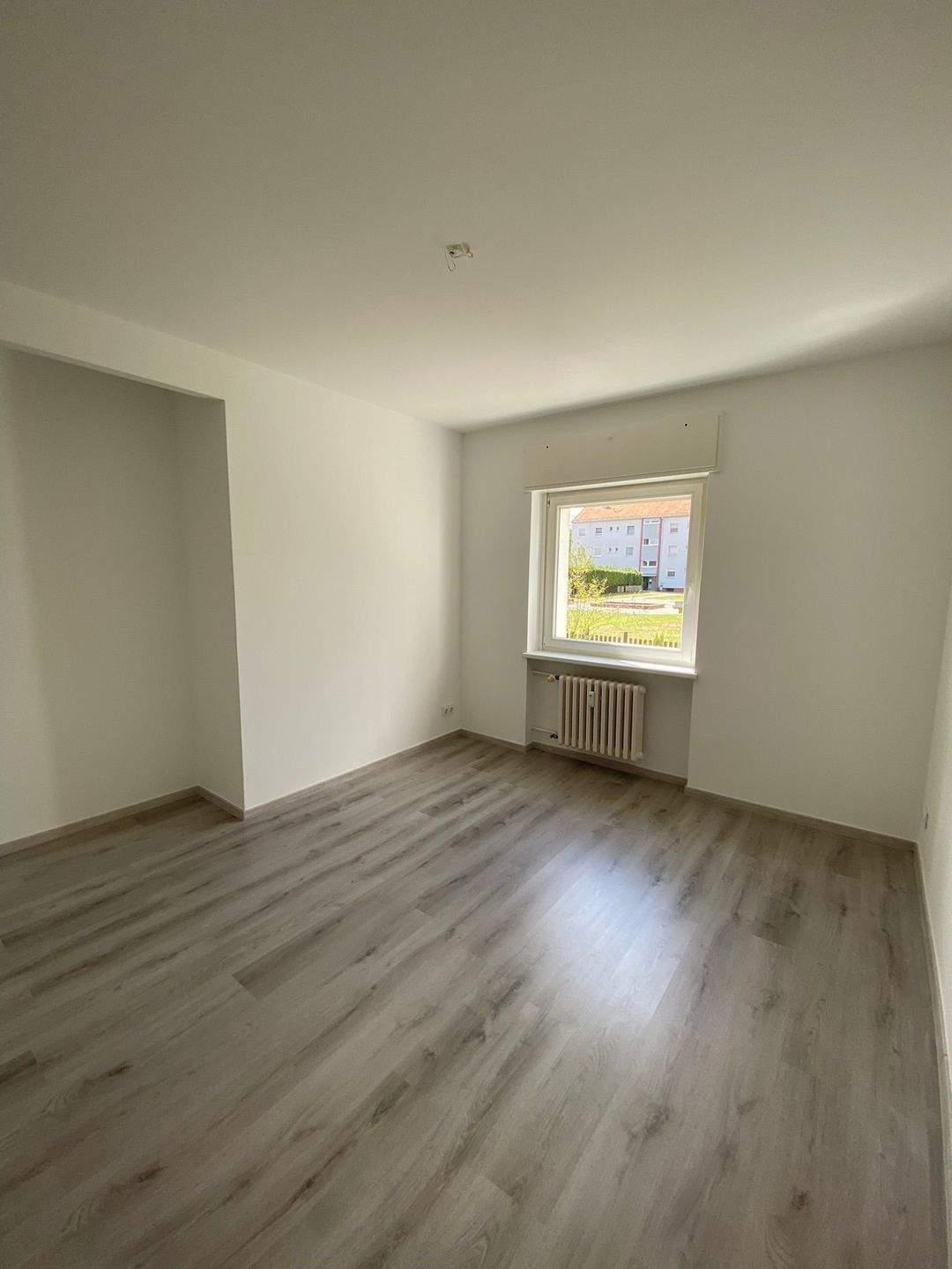 Sonnige renovierte 3 Zimmer Wohnung *Balkon mit Garten *Duschbad mit Fenster *EBK *Abstellraum *Keller