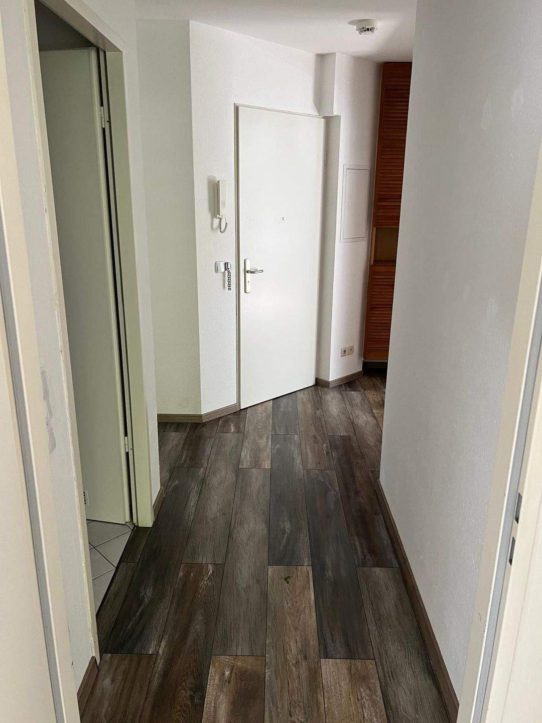 Idyllisch gelegene 2 Zimmer Wohnung mit Balkon *Wannenbad mit Toilette *Küche mit bodentiefen Fenster *Laminat / Fliesen *Keller