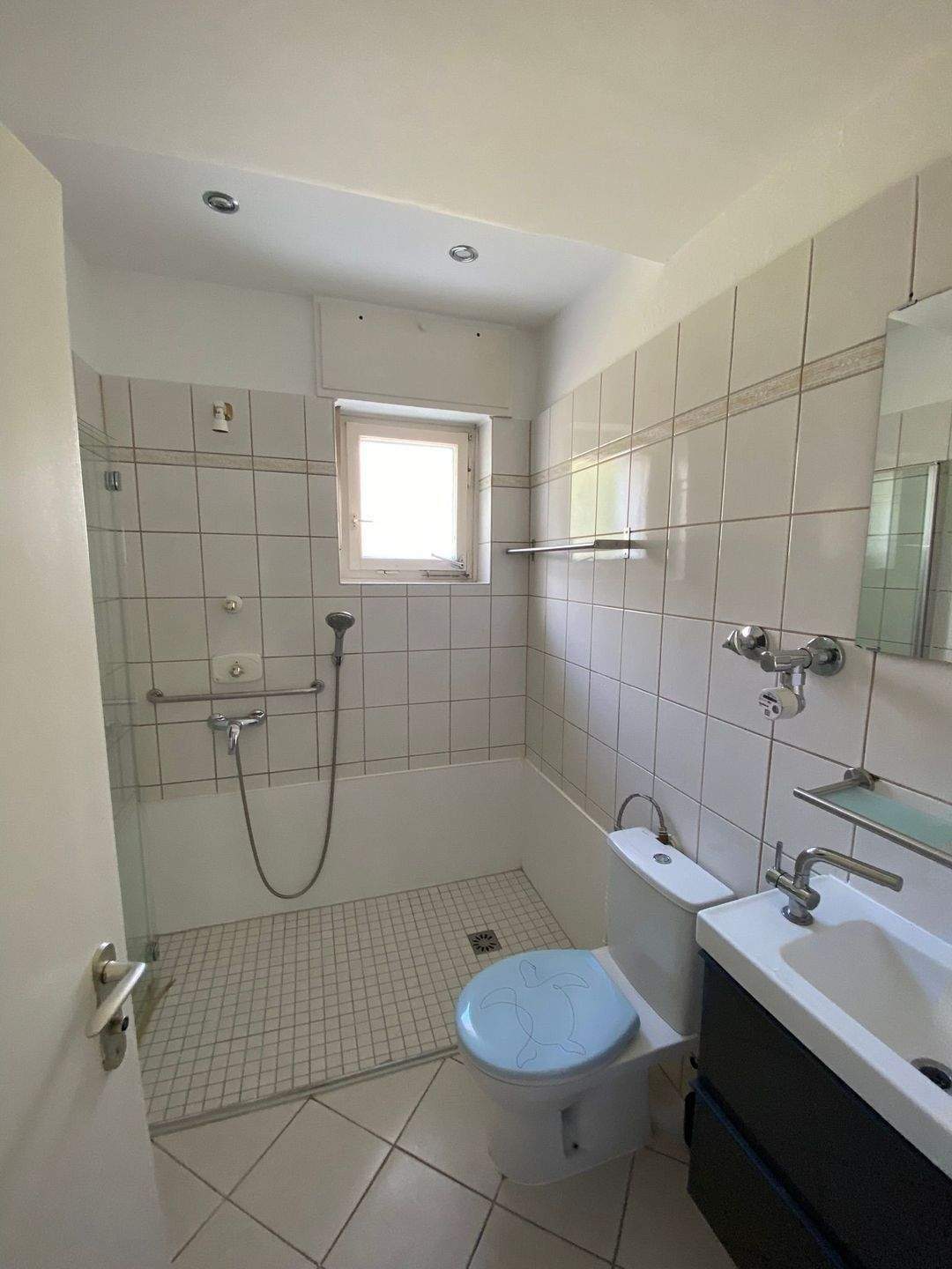Sonnige renovierte 3 Zimmer Wohnung *Balkon mit Garten *Duschbad mit Fenster *EBK *Abstellraum *Keller