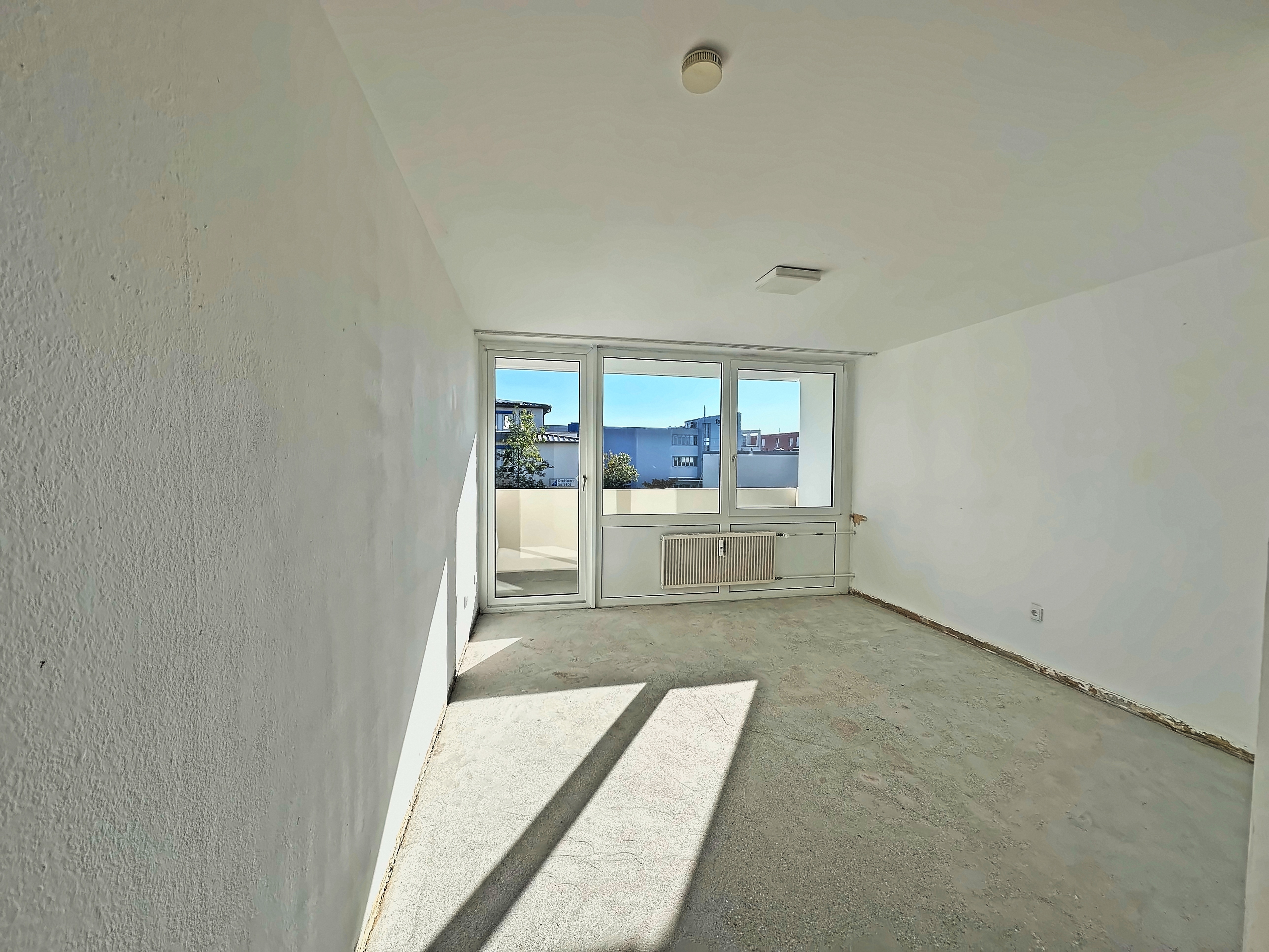 Rohdiamant: leere 1-Zimmer-Wohnung mit Balkon