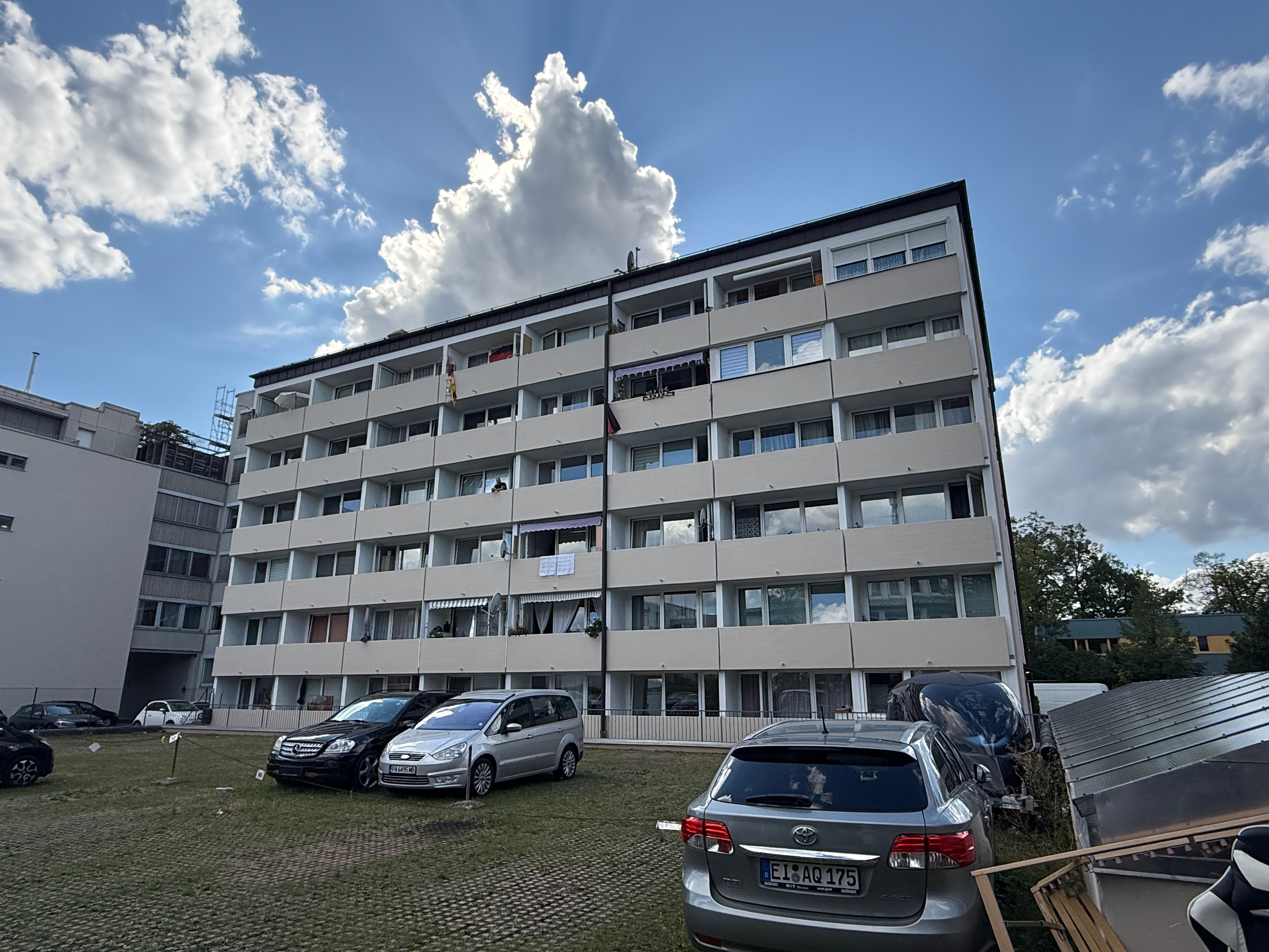 Rohdiamant: leere 1-Zimmer-Wohnung mit Balkon