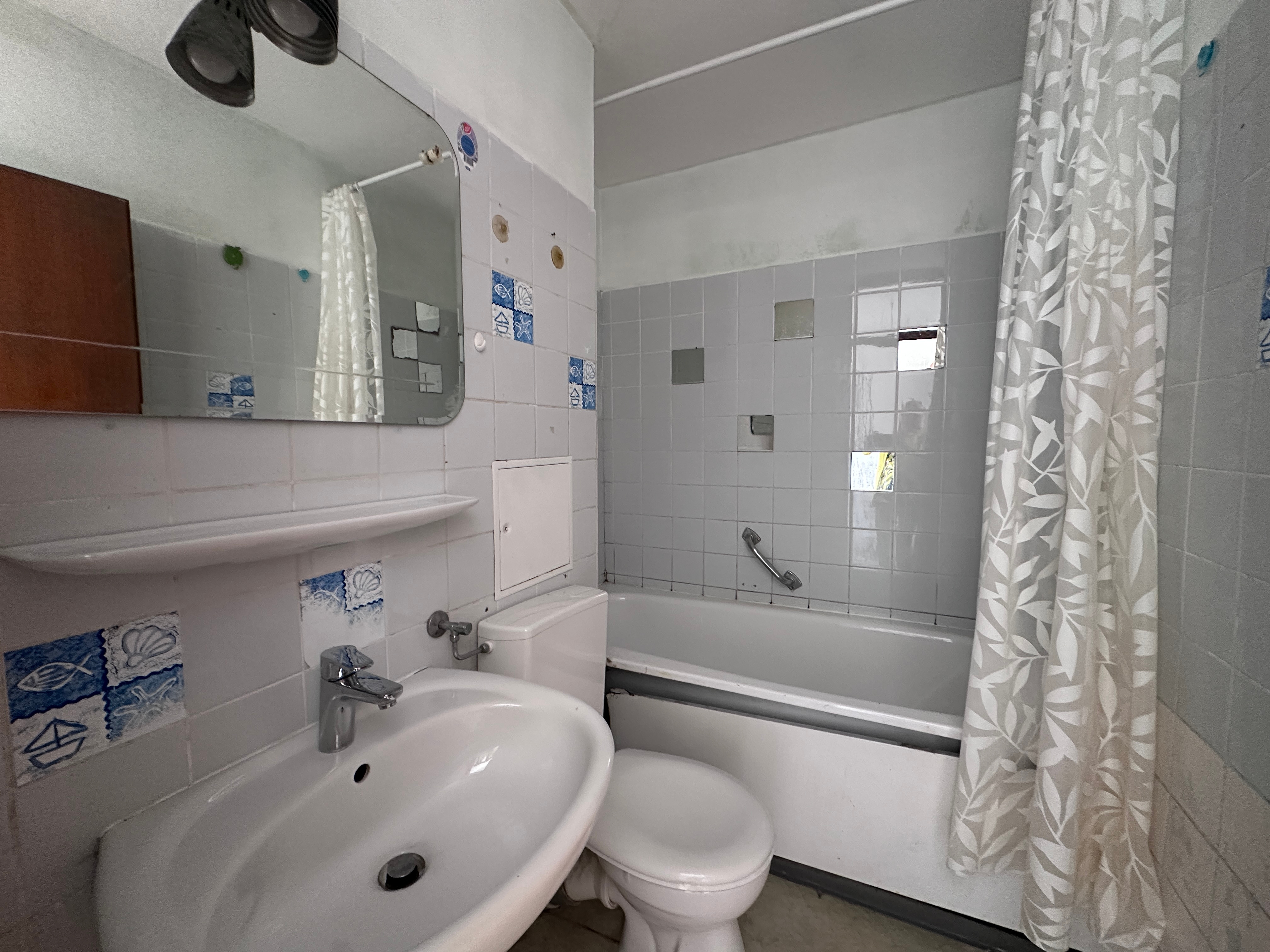 Rohdiamant: leere 1-Zimmer-Wohnung mit Balkon