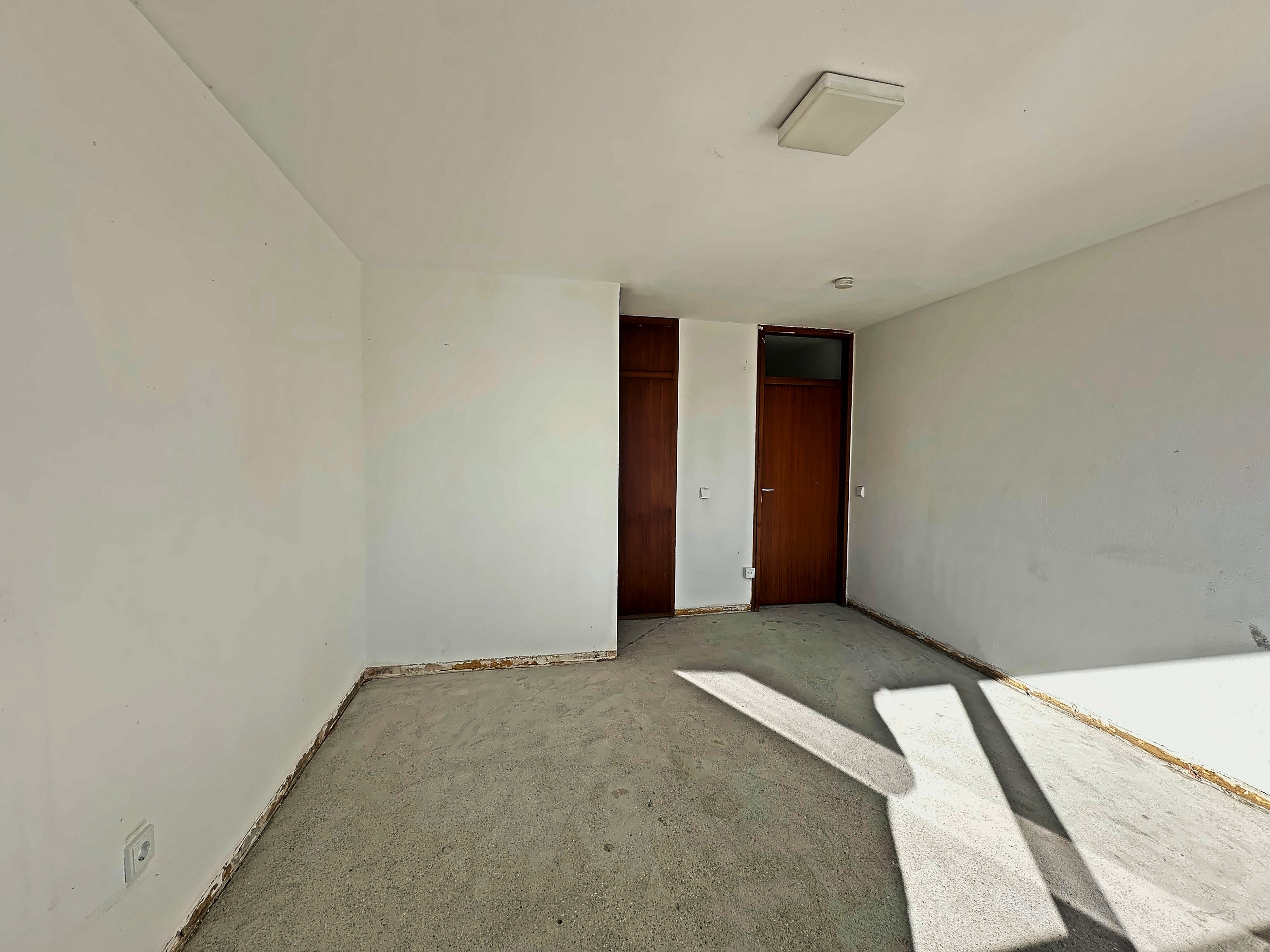 Rohdiamant: leere 1-Zimmer-Wohnung mit Balkon