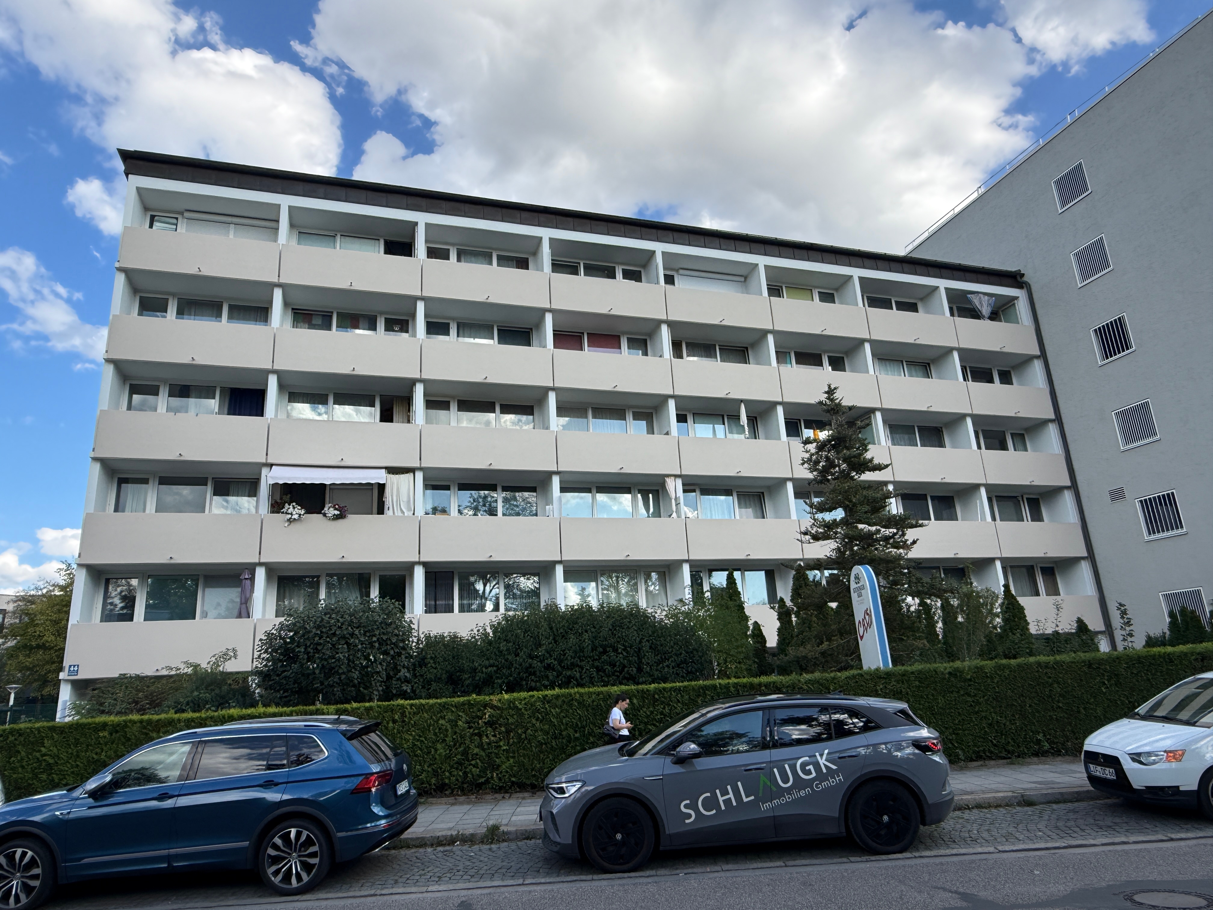 Rohdiamant: leere 1-Zimmer-Wohnung mit Balkon