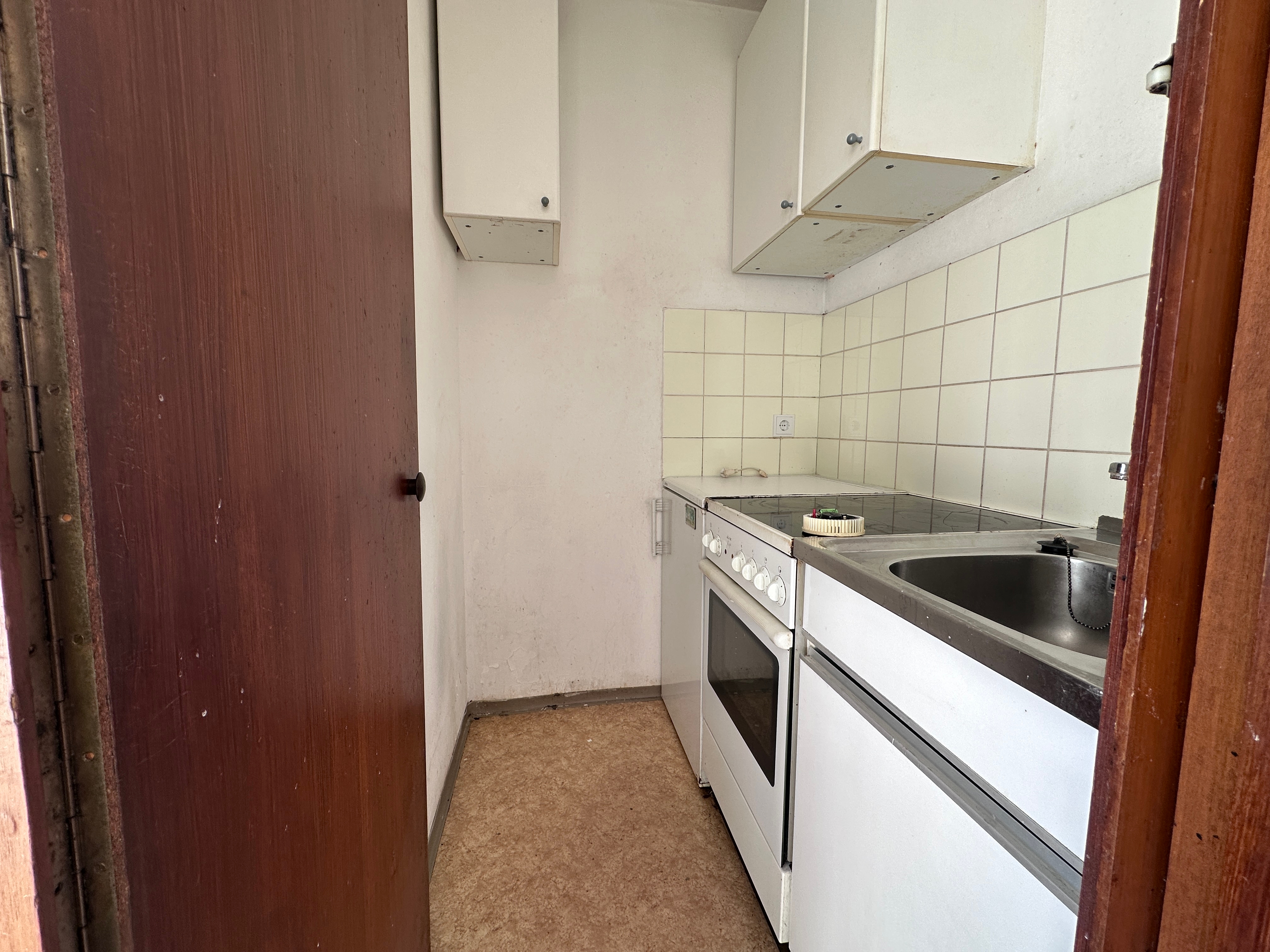 Rohdiamant: leere 1-Zimmer-Wohnung mit Balkon