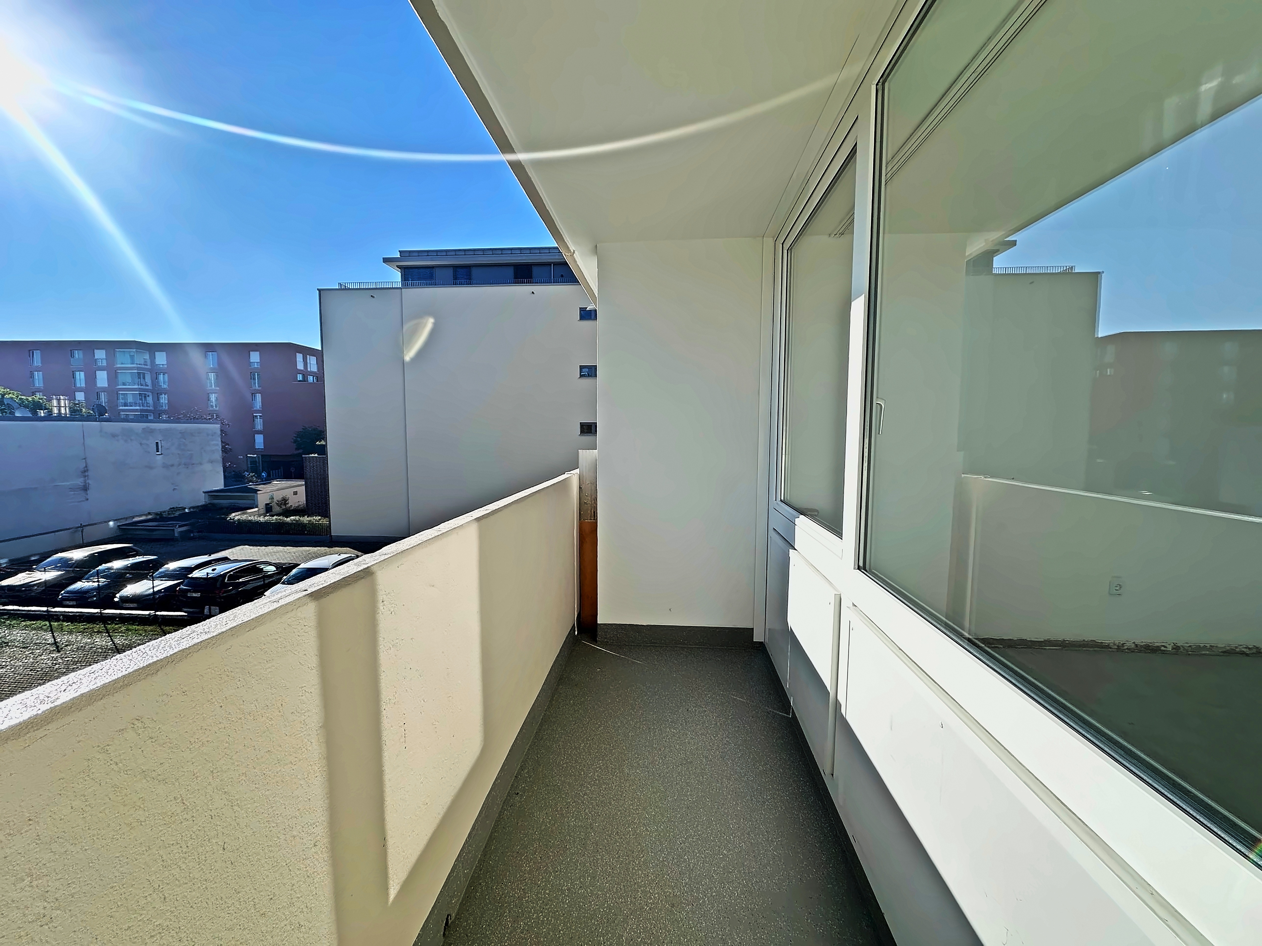 Rohdiamant: leere 1-Zimmer-Wohnung mit Balkon